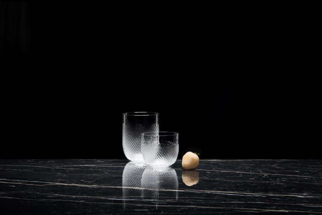 Die mundgeblasenen, bleifreien Kristallgläser, Gefäße und Vasen aus dem Herzen europäischer Glasbläserkunst sind kostbar, voller Inspiration, liebevoller Details und funktionaler Raffinesse. © Markus Schlögl