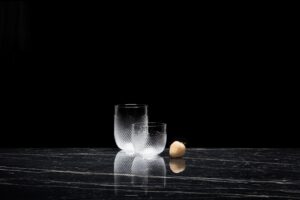 Die mundgeblasenen, bleifreien Kristallgläser, Gefäße und Vasen aus dem Herzen europäischer Glasbläserkunst sind kostbar, voller Inspiration, liebevoller Details und funktionaler Raffinesse. © Markus Schlögl