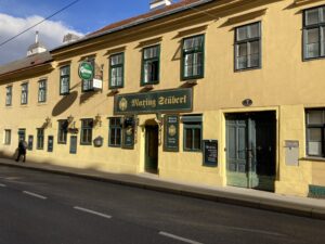 Entdecken Sie hinter dem Schloss Schönbrunn ein kulinarisches Paradies: Exquisite Hausmannskost, geheime Rezepte und eine authentische Alt Wiener Atmosphäre erwarten Sie. © Berger
