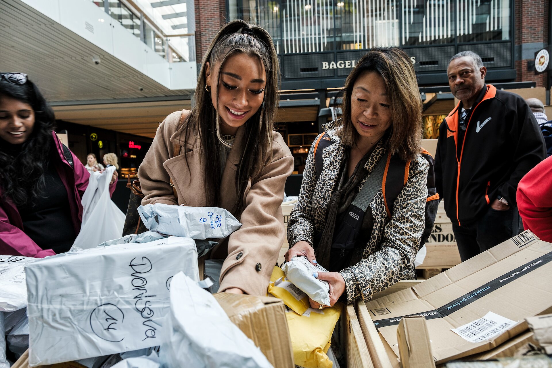 Lugner City: „Verlorene Pakete“ suchen neue Besitzer