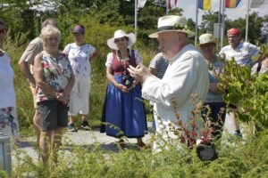 Kräuterpfarrer Benedit Felsingermit einer Gruppe bei einer Führung