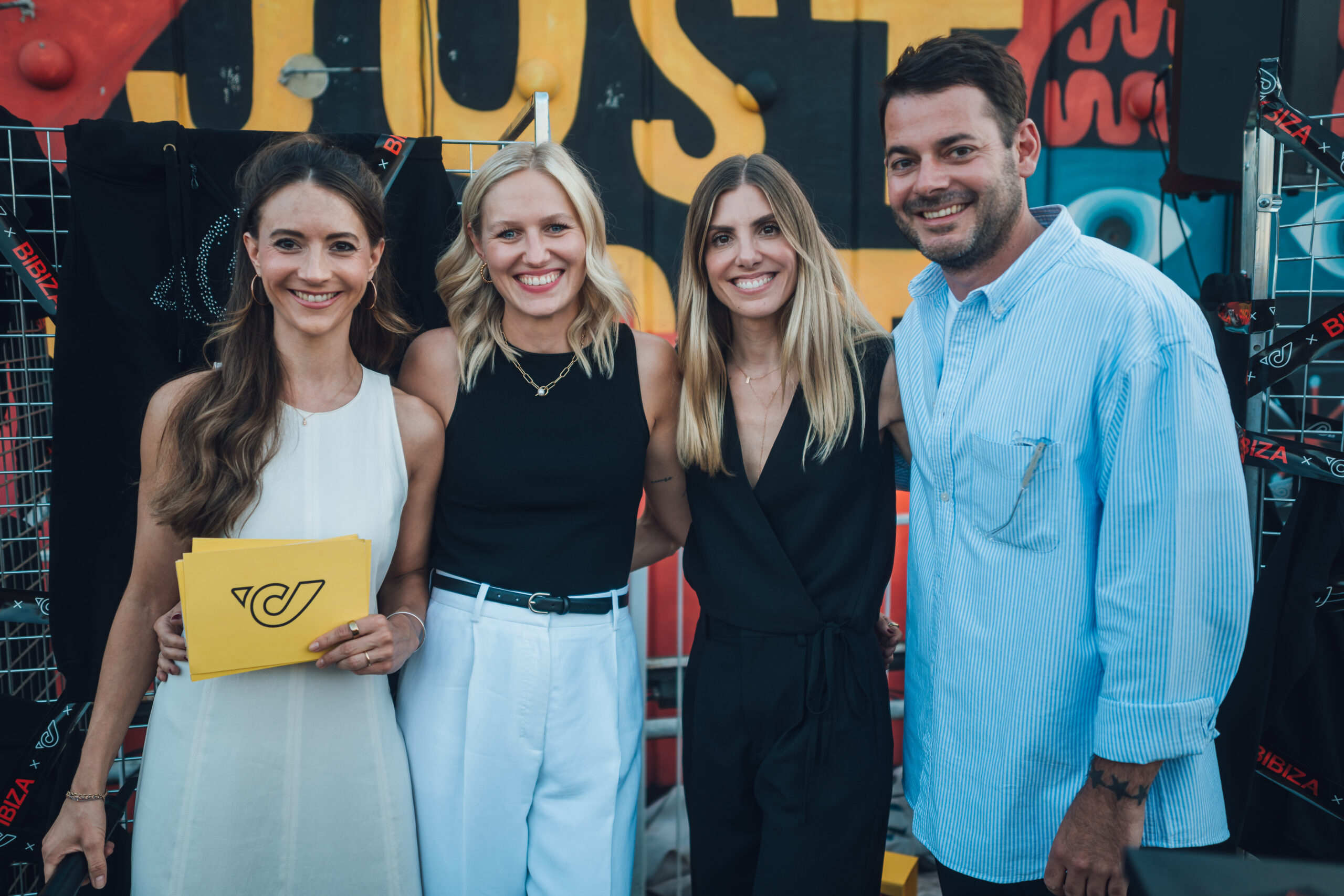 Post holt sich Bibiza ins Boot: Hoodie für Sommerpostler