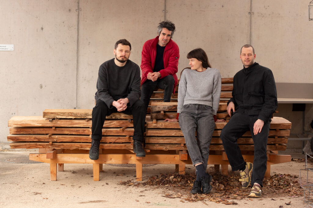 Gemeinsam mit dem Verein Stadtholz analysieren Besuch die Herkunft, Eigenschaften und Potenzialen alter, gefällter Stadtbäume. © Verein Stadtholz/Vienna Design Week