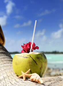 Kokosnuss mit Strohhalm