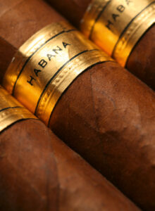 Kubanische Zigarre mit goldenem Etikett.