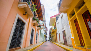 Eine bunte Straße in der Altstadt von Panama City
