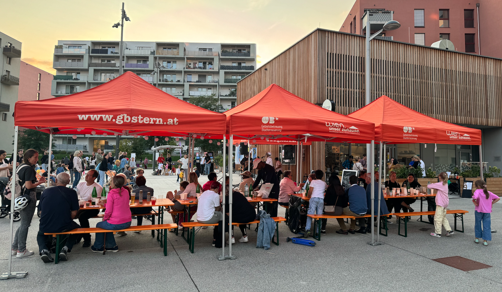 Beim Fest in Atzgersdorf werden aus Nachbarn gute Freunde