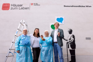 Senior*innen sprühen anlässlich des Welt-Alzheimertages ein Graffiti um Thema Demenz in den öffentlichen Fokus zu rücken