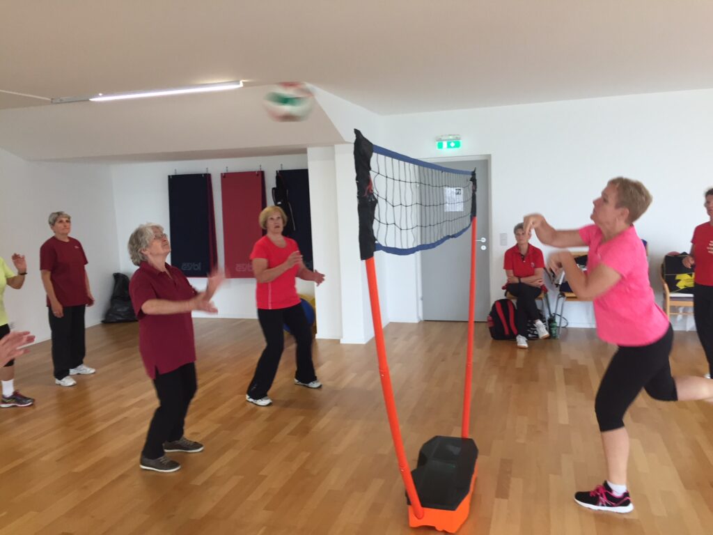 Catch’n Serve Ball ist dem Volleyball ähnlich, sportliche Vorerfahrung ist nicht notwendig. © PVÖ-Wien/Uschi Mortinger