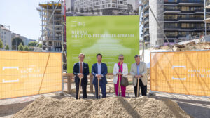 Bildungsminister Christoph Wiederkehr, BIG-GF Gerald Beck, Schulqualitätsmanagerin Regina Breitenfeld und Bezirksvorsteher Erich Hohenberger beim Spatenstich zur neuen AHS. © BIG/Markus Schieder