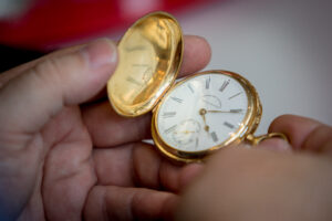 Ist Opas alte Taschenuhr vielleicht ein kleines Vermögen wert? Bei „Experten bewerten“ werden oft wertvolle Schätze entdeckt. © MyPlace-SelfStorage