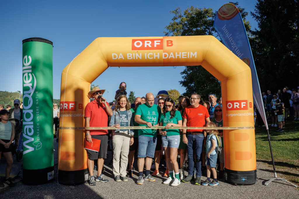 ORF-Moderator Michael Pimiskern, Landeshauptmann-Stv.in Anja Haider-Wallner, Waldquelle Geschäftsführer Vítězslav Staněk, Waldquelle Marketingleiterin Dagmar Habeler und Landtagsabgeordneter Jürgen Karall eröffnen gemeinsam mit über 2500 Gästen den 8. Waldquelle Familienwandertag.