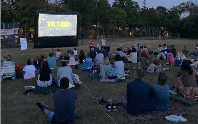 Darling, ich bin im Freiluft-Sommerkino am Roten Berg