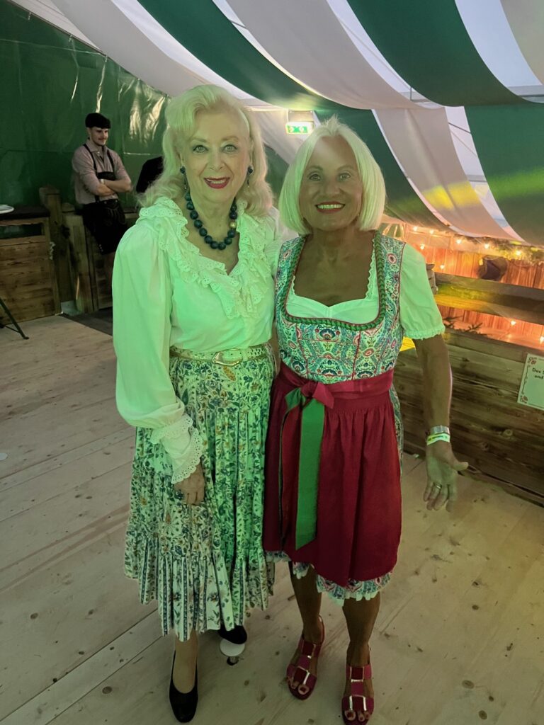 Professor Birgit Sarata mit ihrer Freundin Brigitte (Bild: Diesner).