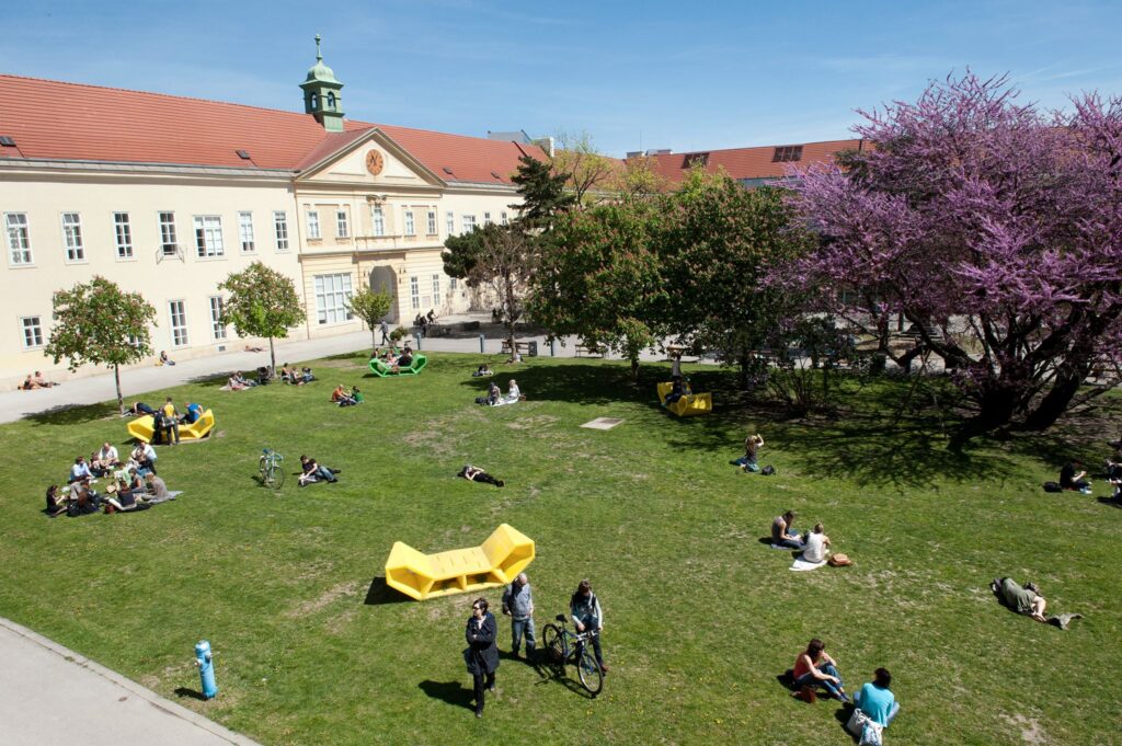 Campus der Universität Wien Campus der Universität Wien, Hof 1, vor dem Stöcklgebäude © Postgraduate Center der Universität Wien