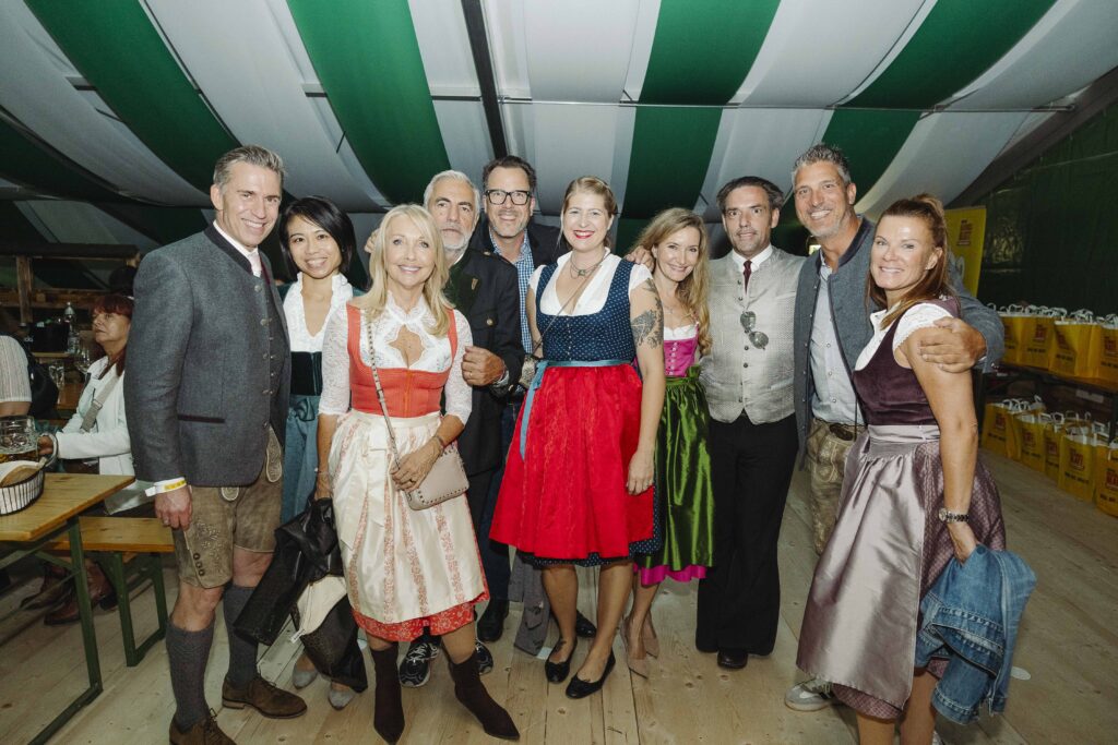 Uschi Pöttler-Fellner und Christian Pöttler mit Freunden und Partnern beim WBB-Fest (Bild: Diesner).