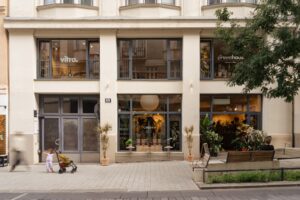 Im Obergeschoß von Calienna verschmelzen Natur, Design und Alltag bewusst miteinander. © Calienna