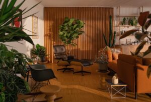 Ein Klassiker zum Pausemachen: Im Lounge Chair von Eames lässt es sich gemütlich neuen Ideen nachhängen. © Vitra