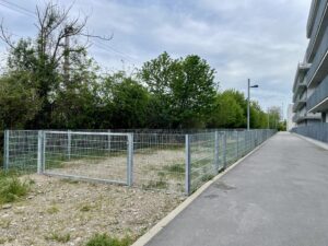 Für die Hundebesitzer gibt es zwei Bankerl und auch Sackerlspender samt Mistkübeln stehen bereit. © BV 23