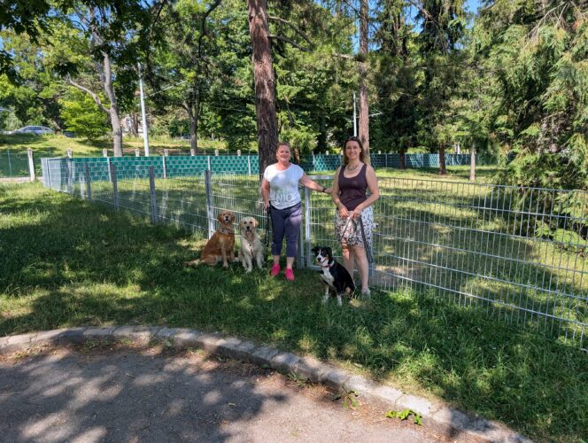 BV Johanna Zinkl und BR Kirsten Schmidt-Rochhart (l.) besuchen die Hundezone © BV 13