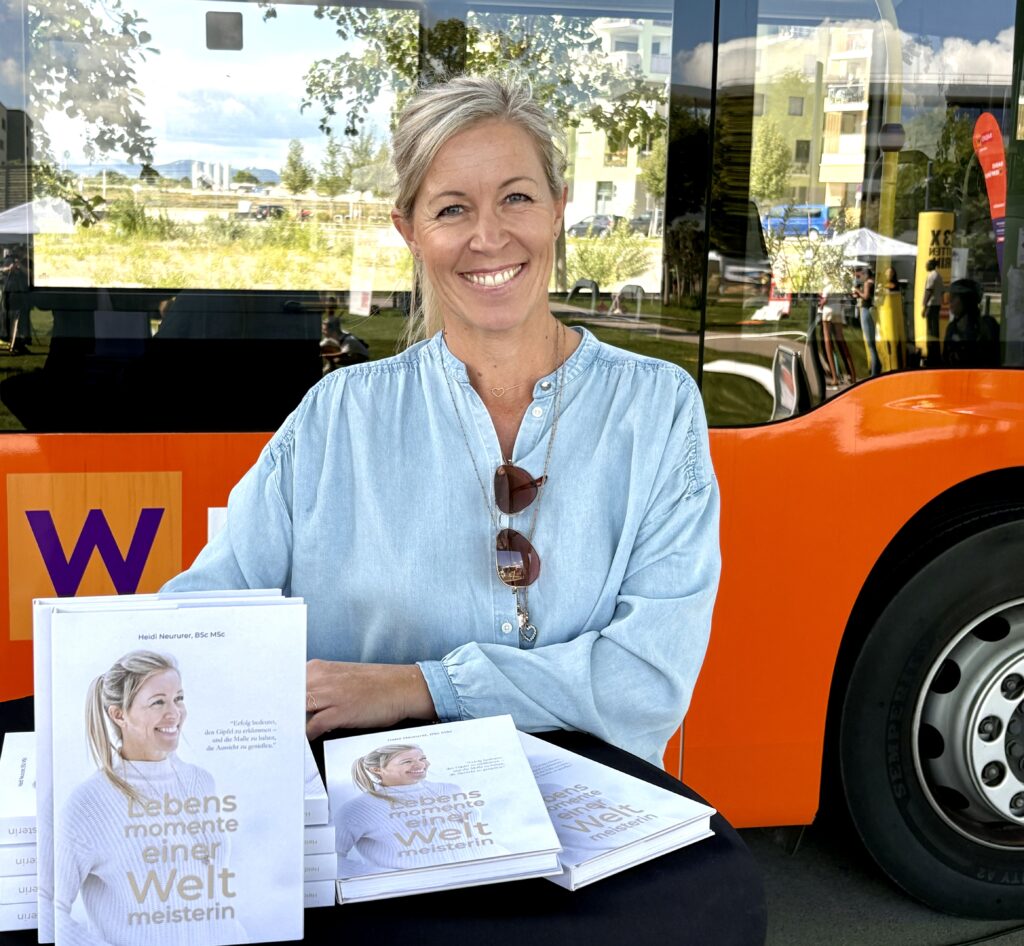 Heidi Neururer mit ihrem neuen Buch.