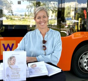 Heidi Neururer mit ihrem neuen Buch.
