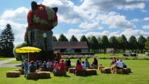 Vor Österreichs größten Gartenskulptur begeisterten Autorinnen beim Lesefest kleine Zuhörer:innen.