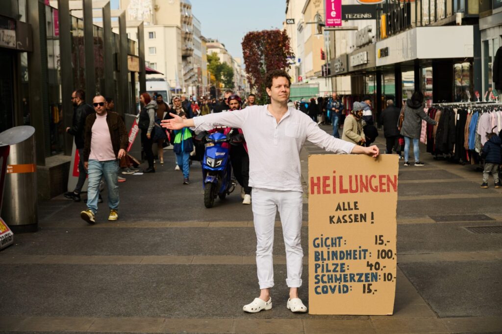 In Gott live erscheint Gott höchstpersönlich auf der Bühne, um der Menschheit in allerletzter Sekunde den rechten Weg zu weisen. Mit PowerPoint-Präsentation! © Kurt Prinz