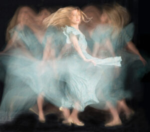 Langzeitbelichtung mit zusätzlichem Blitz ermöglichte "Antonia Dancing" @ Michael Weichinger 