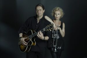 Das heimische „First Couple of Jazz“, Michaela Rabitsch und Robert Pawlik, machen den Enkplatz zum Zentrum für Weltklasse-Jazz. © Sepp Gallauer