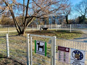 Die Hundezone besteht aus zwei baulich getrennten Bereichen. © BV 23