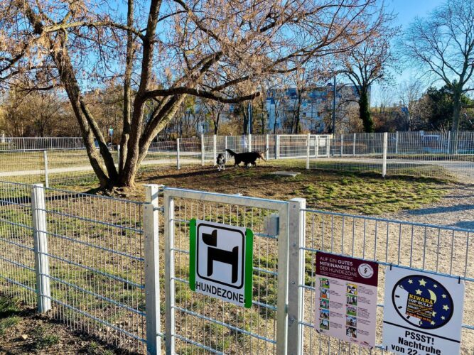 Die Hundezone besteht aus zwei baulich getrennten Bereichen. © BV 23