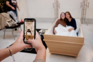 Nur für Mutige. In derLangen Nacht der Museen im Bestattungsmuseum Wien zum Sarg-Probleliegen. © Bestattungsmuseum Wien/Harald Lachner