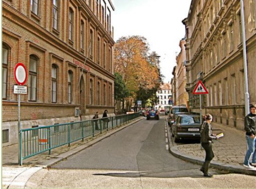 Elisabeth Stürmer (Grüne Landstraße) brachte die Petition für einen autofreien Bereich vor der Schule in der Kolonitzgasse 15 ein. © Grüne Landstraße