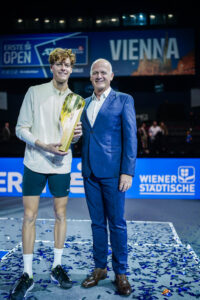 Superstar Jannik Sinner 2023 mit Turnierboss Herwig Straka (Bild: e-motion/Bildagentur Zolles KG/Christian Hofer).