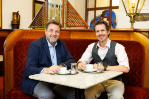 Für Wolfgang Binder (l., Wiener Kaffeehäuser) und Thomas Peschta (WKO) ist eine Tasse Kaffee purer Genuss.