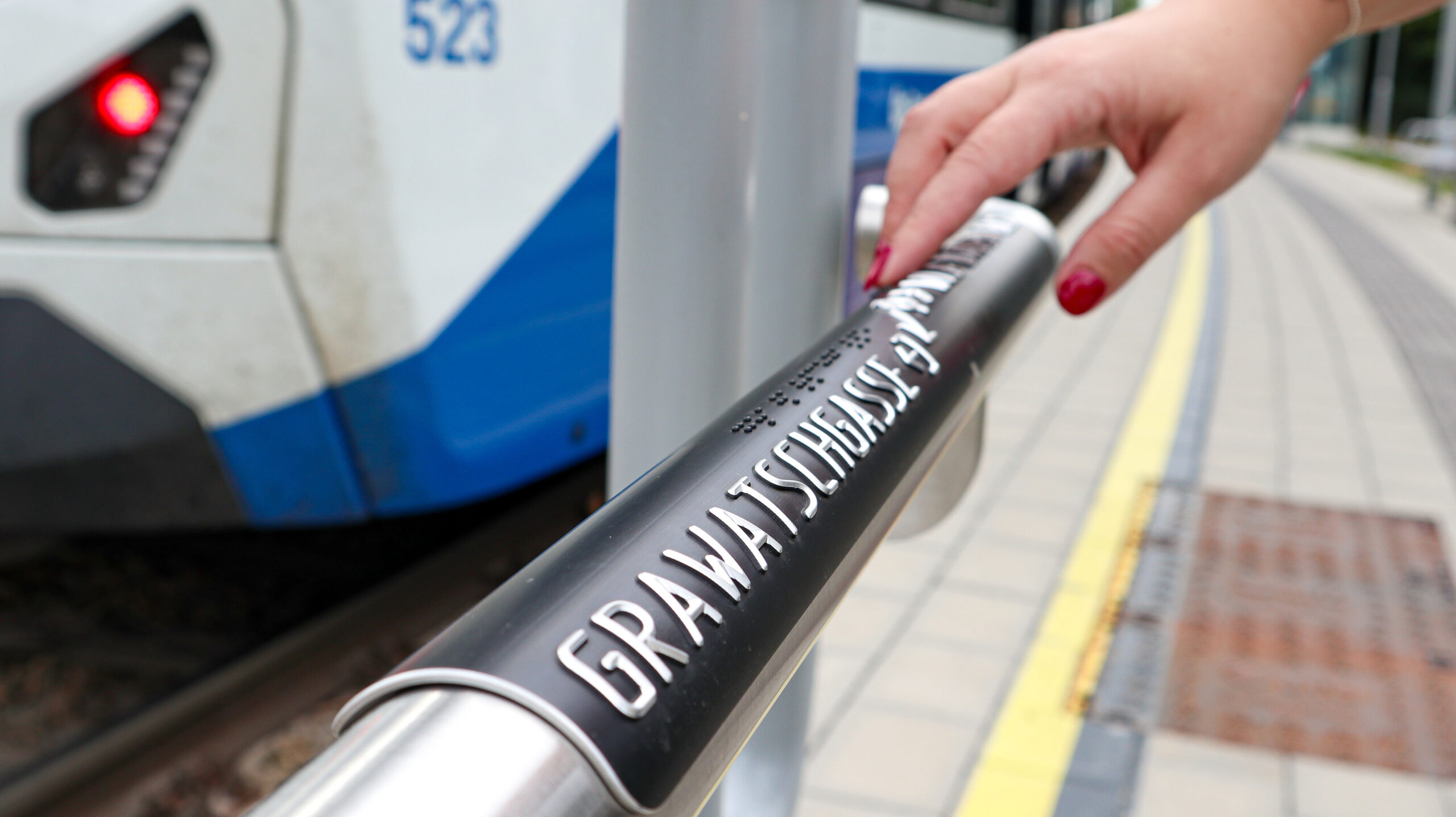 Badner-Bahn-Haltestellen bieten Barrierefreiheit zum Anfassen