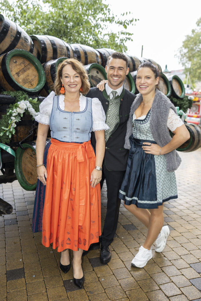 v.l.n.r. Christina Hummel und Conny Kreuter mit Begleitung 