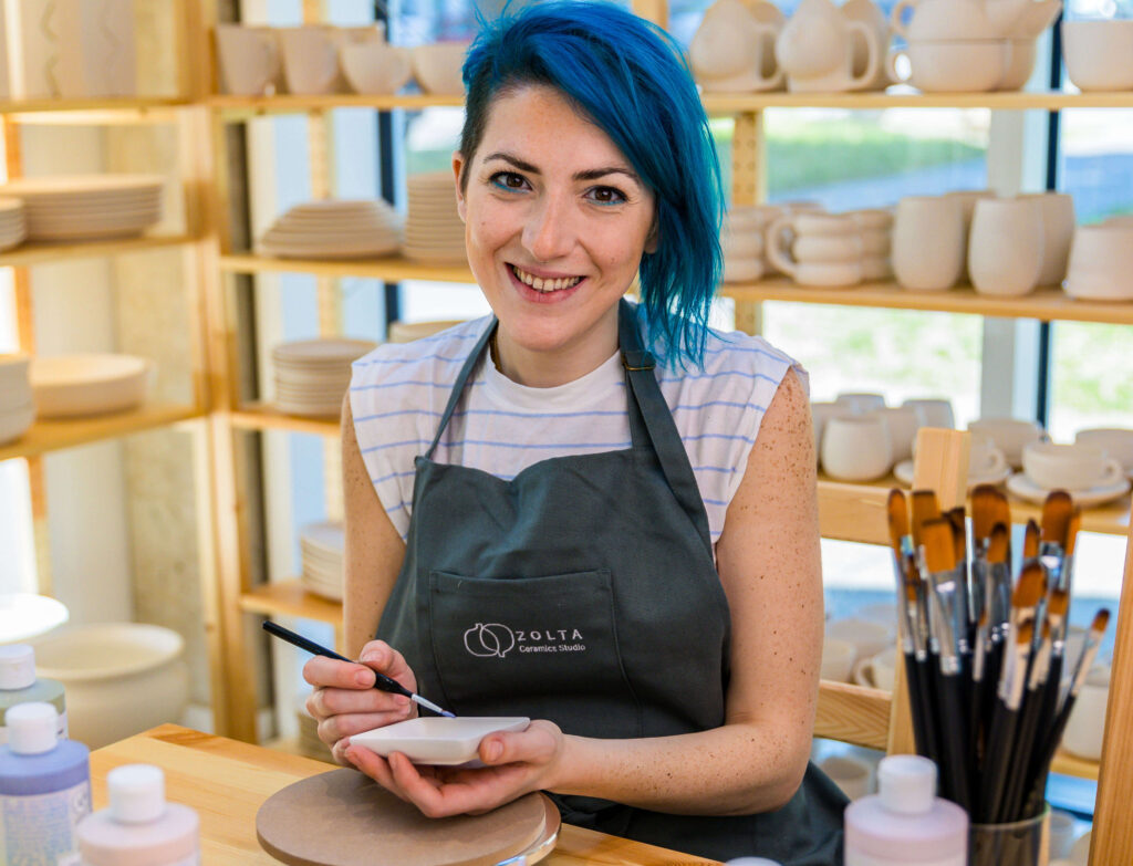 Inhaberin Sirin AlMasri ist begnadete Keramikkünstlerin und -dozentin. zum Grand Opening des Zora Ceramic Studios. © Zora Ceramic Studios