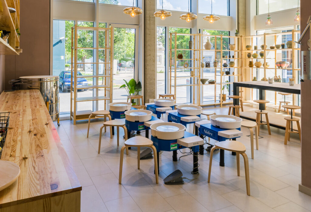 Neben Painting Bar für das Bemalen eines vorgefertigten Kunstwerks zum schnellen Mitnehmen stehen auch Werkplätze für längerfristige Projekte und Workshops zur Verfügung. © Zolta Ceramics Studio