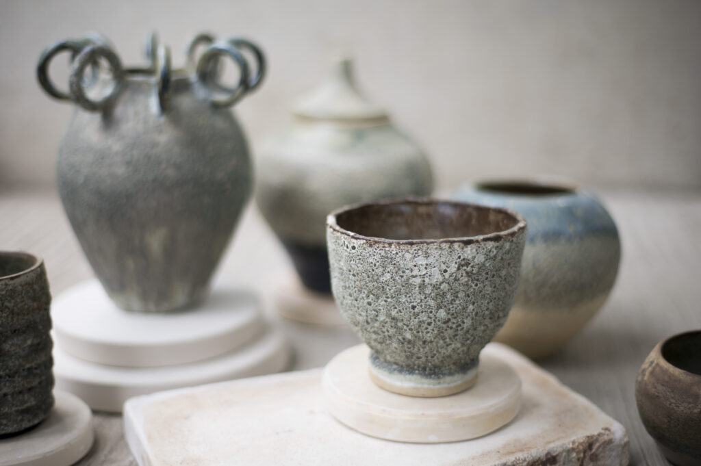 Auch Werke aus der Kollektion der Künstlerin sind vor Ort zu erwerben. © Zolta Ceramics Studio