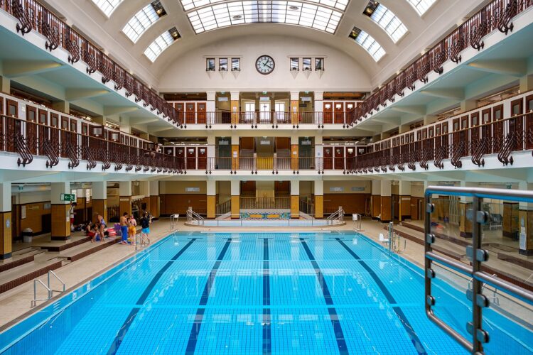 Das Amalienbad ist eines der schönsten Hallenbäder der Stadt | Foto: Schwimmschule Steiner, CC BY-SA 4.0 , via Wikimedia Commons