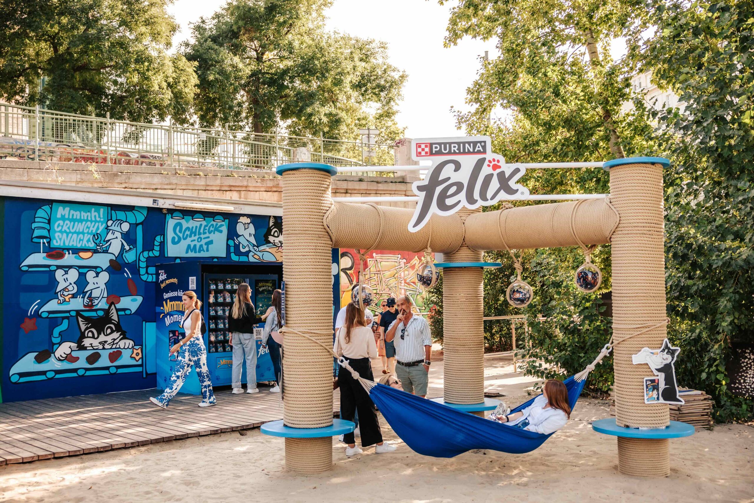 Welt aus Katzensicht: Es miaut in der Strandbar Herrmann