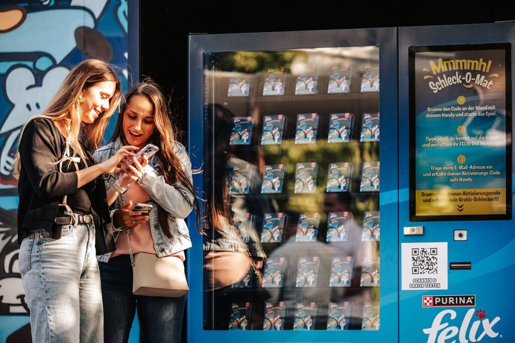 Beim Schleck-O-Mat kann man die neuesten Purina-Leckerlis erspielen. © PURINA / Philipp Lipiarski