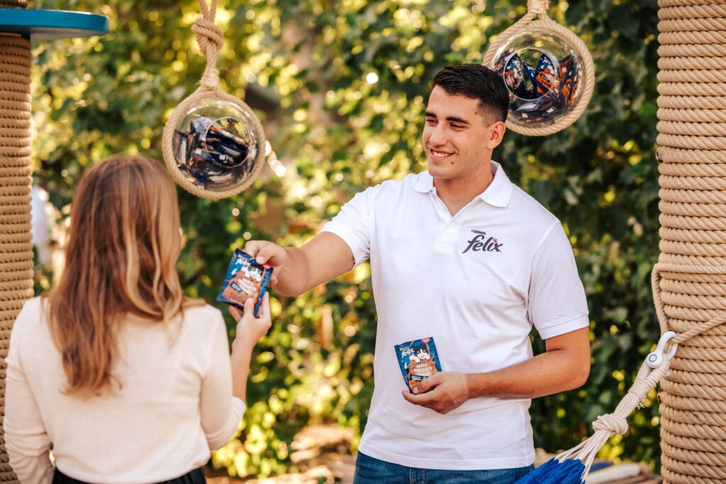 Für alle Besucherinnen und Besucher gibt es Gratis-Produktproben für ihre vierbeinigen Fellfreunde. © Purina/Philipp Lipiarski