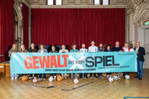 Vertreter der verschiedensten Sportarten versammeln sich unter dem Motto "Gewalt ist kein Spiel" | (c): Flora Hübl/Martin Jordan Fotografie