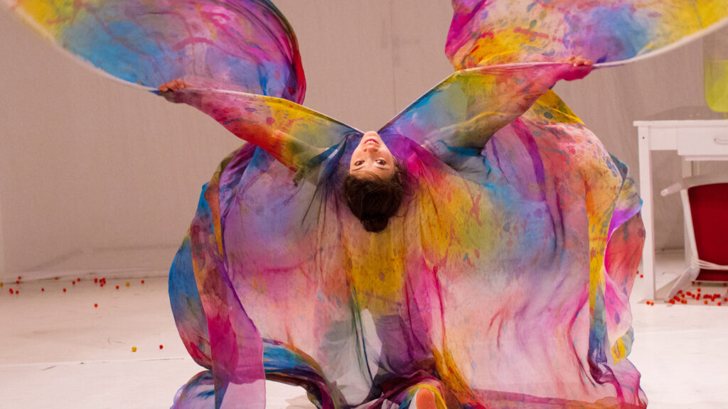 Das Tanzstück »Farbenreich« ist eine Ode an die Freude – und ein Fest für alle Sinne . © Ani Antonova