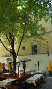 Michael Kranewitter, https://commons.wikimedia.org/wiki/File:Gutenberggasse_13_-_Au%C3%9Fenfassade_Spittelberggasse.jpg,https://commons.wikimedia.org/wiki/File:Gutenberggasse_13_-_Au%C3%9Fenfassade_Spittelberggasse.jpg#:~:text=Wikimedia%20Commons%2C-,CC%2Dby%2Dsa%204.0,-Ich%20w%C3%BCrde%20mich