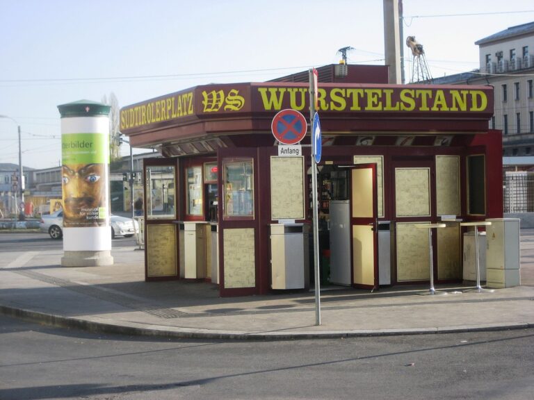 Würstelstand am Südtiroler Platz
