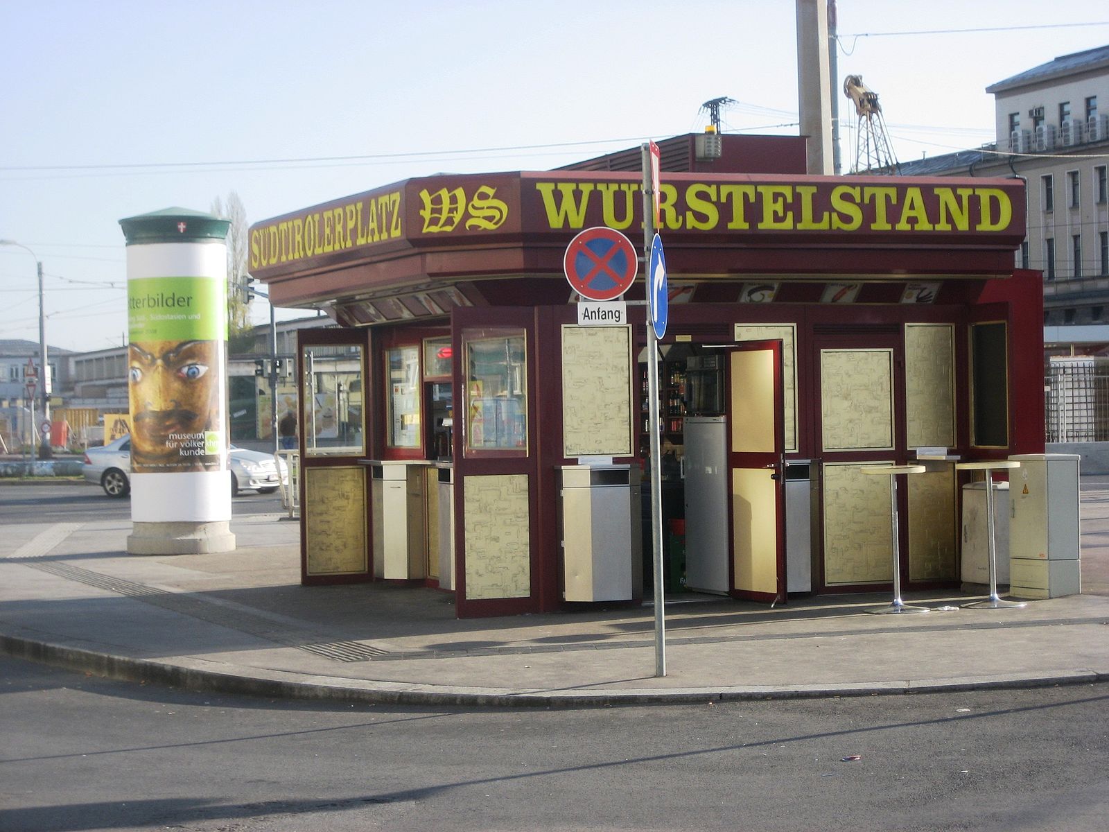 Würstelstand am Südtiroler Platz